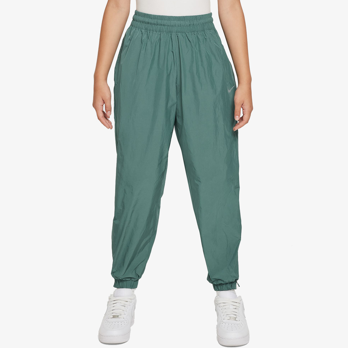 Veshje sportive me fund kostume sportive Nike