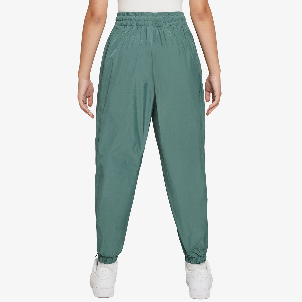 Veshje sportive me fund kostume sportive Nike