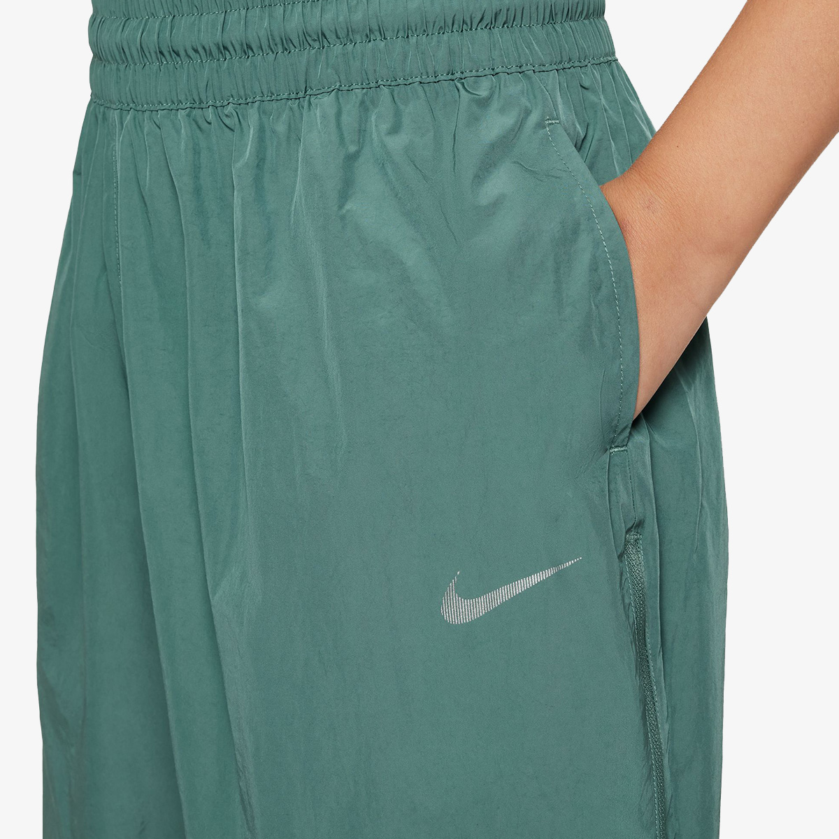 Veshje sportive me fund kostume sportive Nike