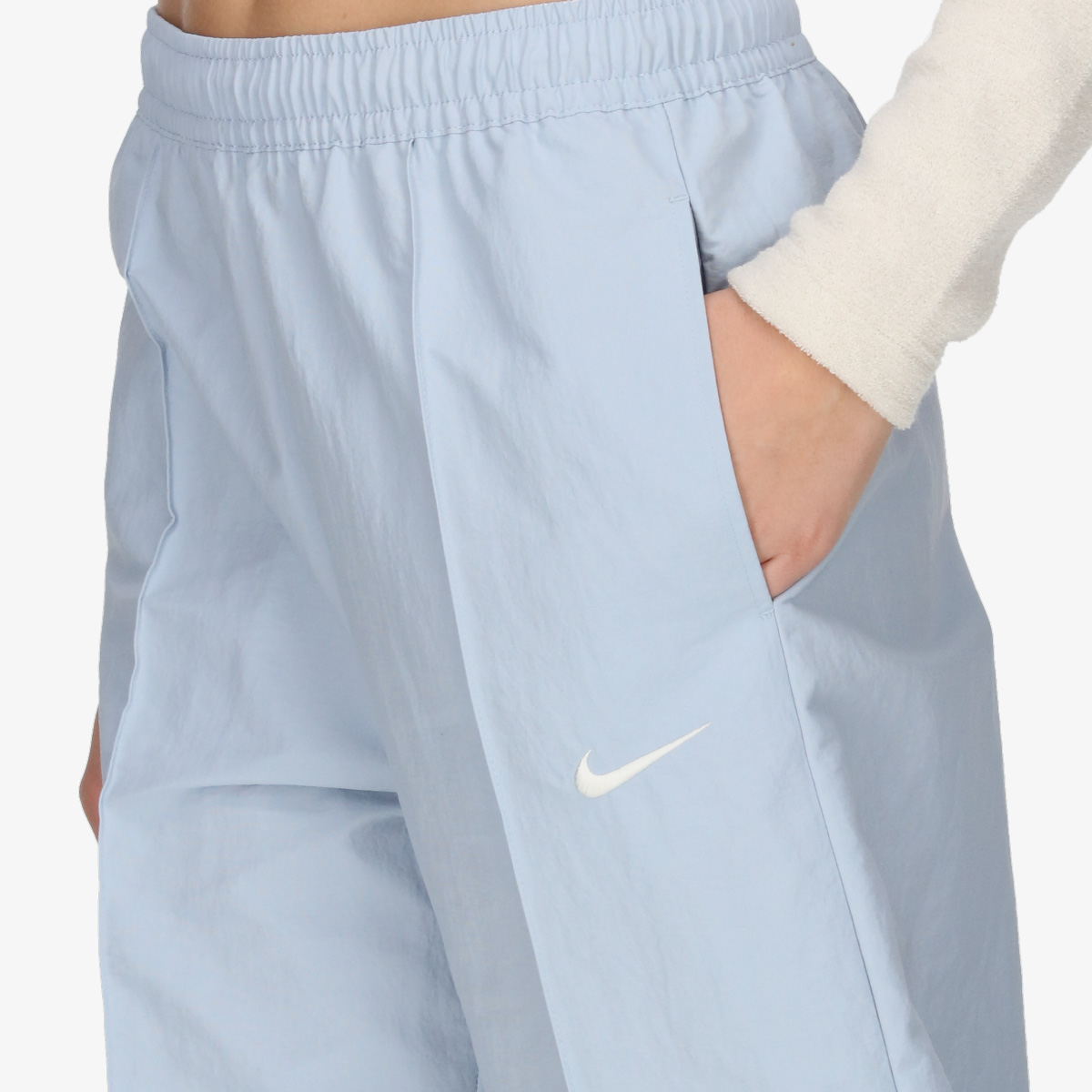 Veshje sportive me fund kostume sportive Nike