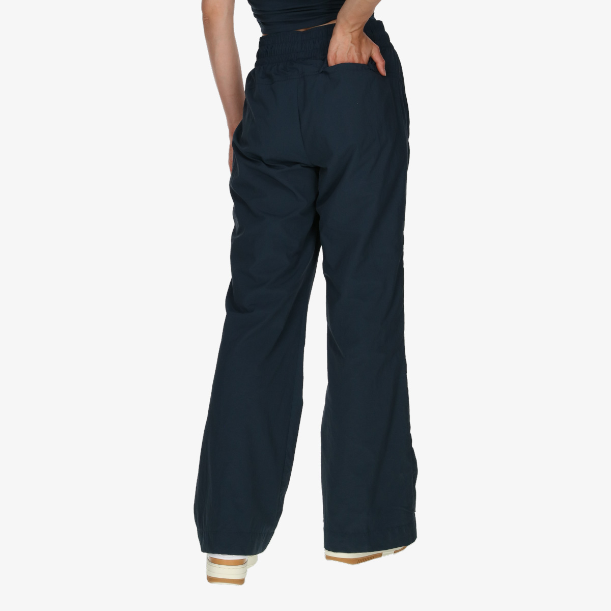 Veshje sportive me fund kostume sportive Nike