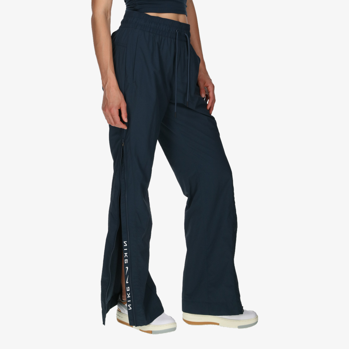 Veshje sportive me fund kostume sportive Nike