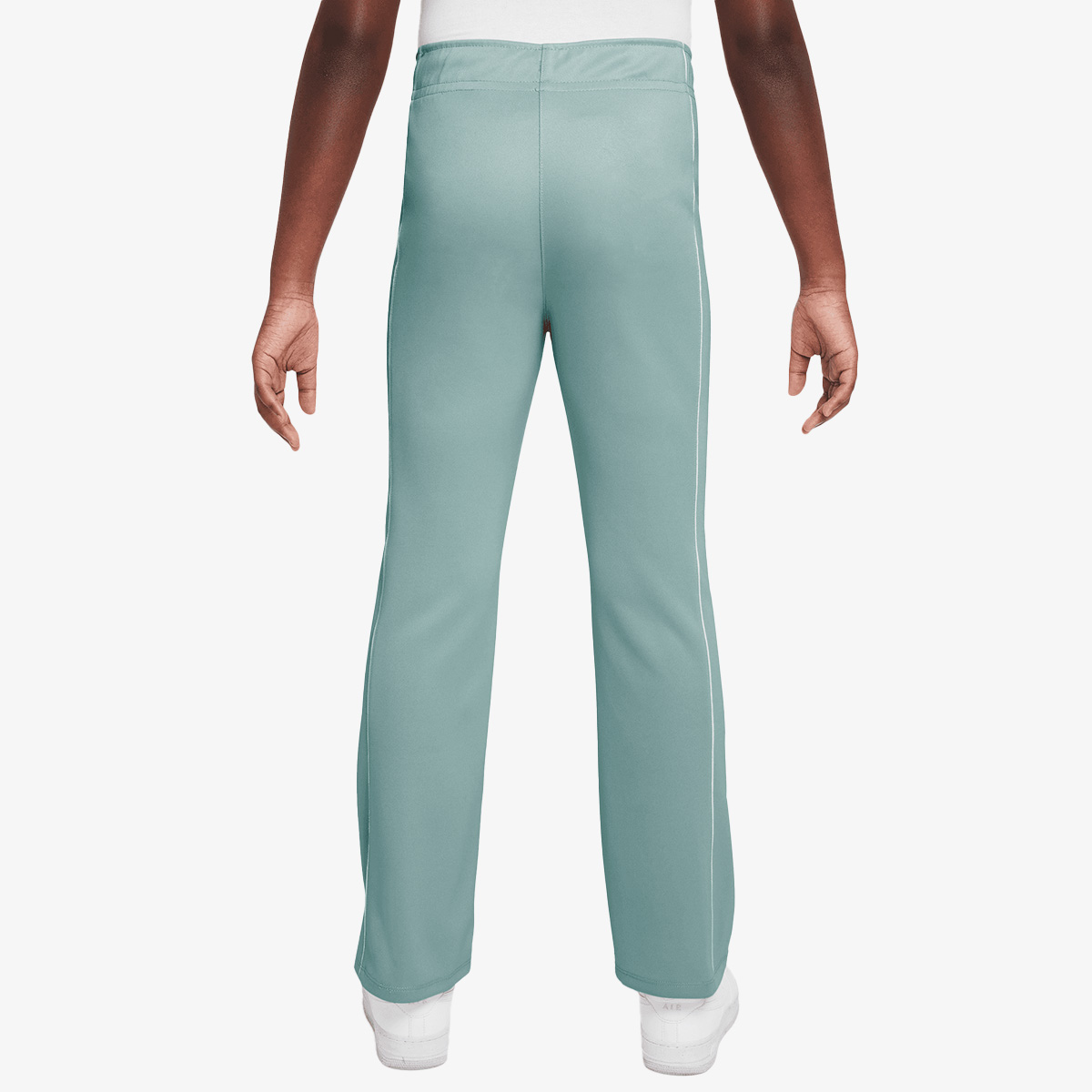 Veshje sportive me fund kostume sportive Nike