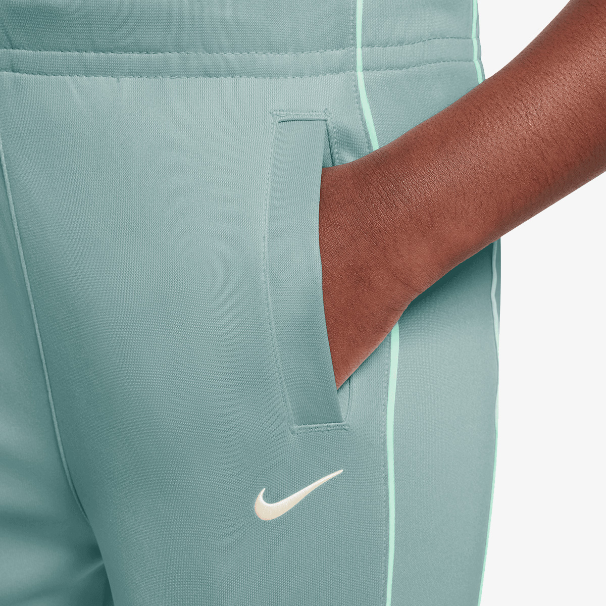 Veshje sportive me fund kostume sportive Nike