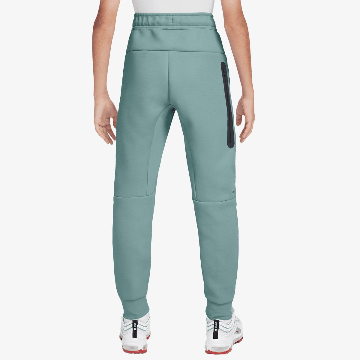 Veshje sportive me fund kostume sportive Nike