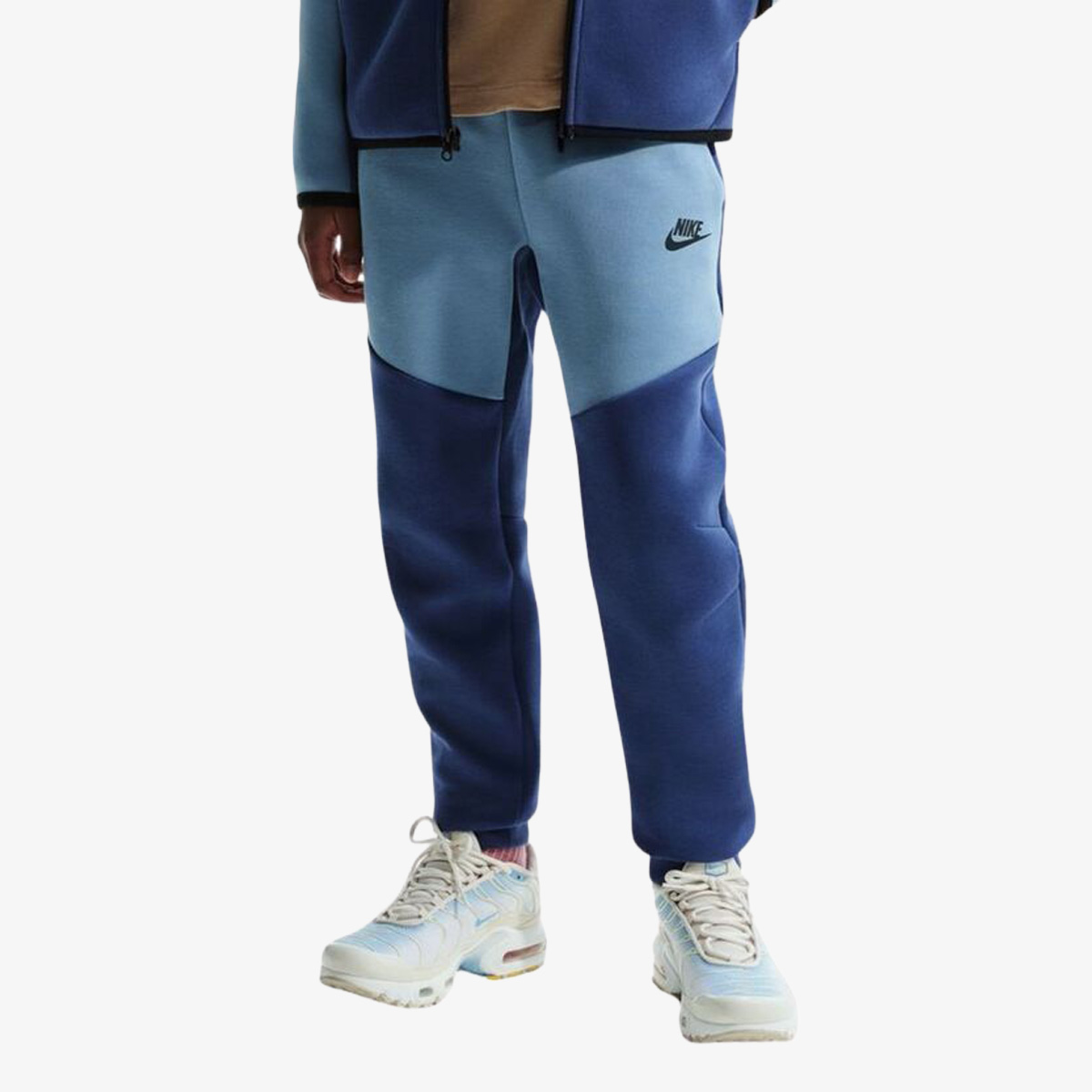 Veshje sportive me fund kostume sportive Nike