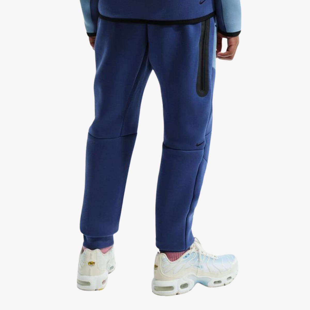 Veshje sportive me fund kostume sportive Nike