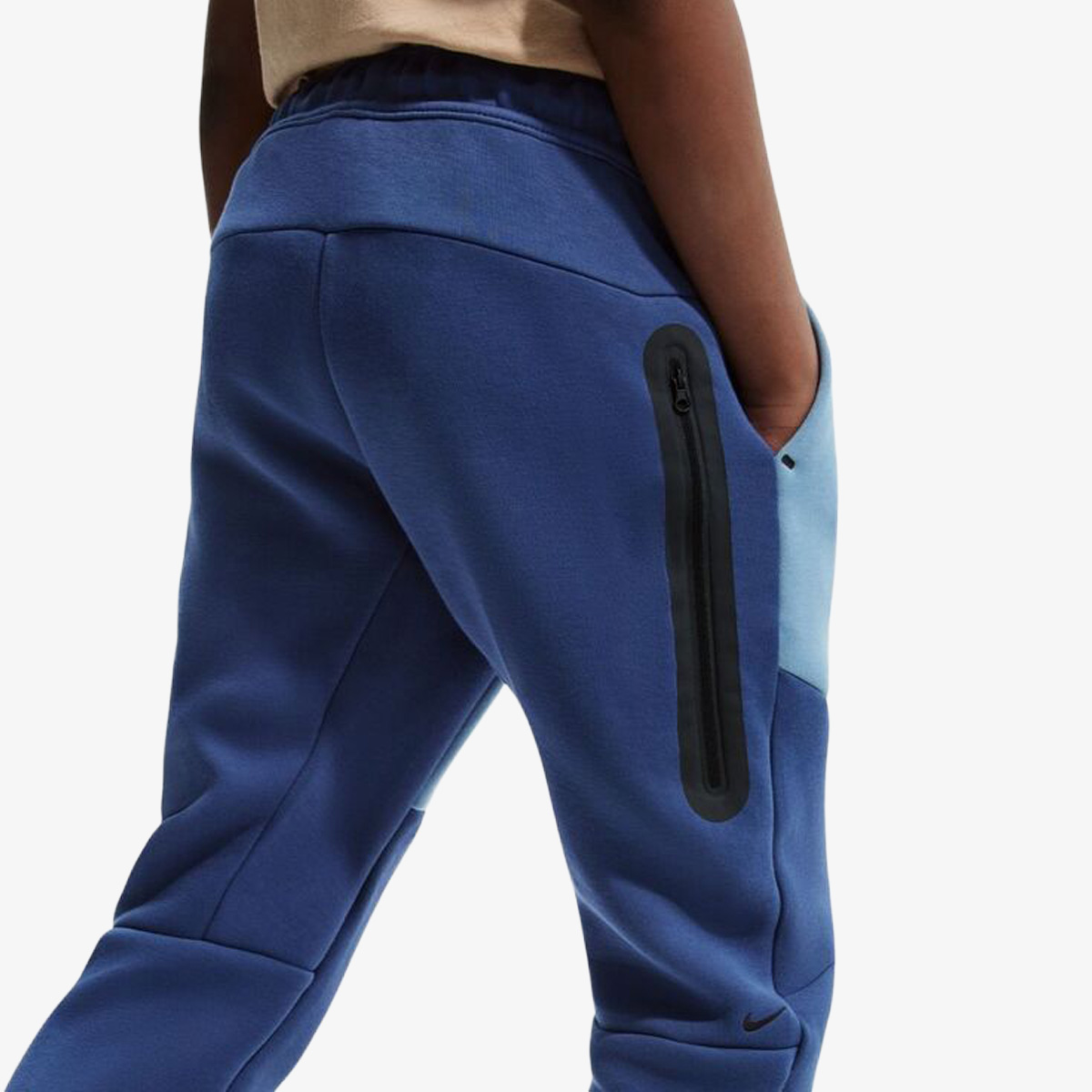 Veshje sportive me fund kostume sportive Nike
