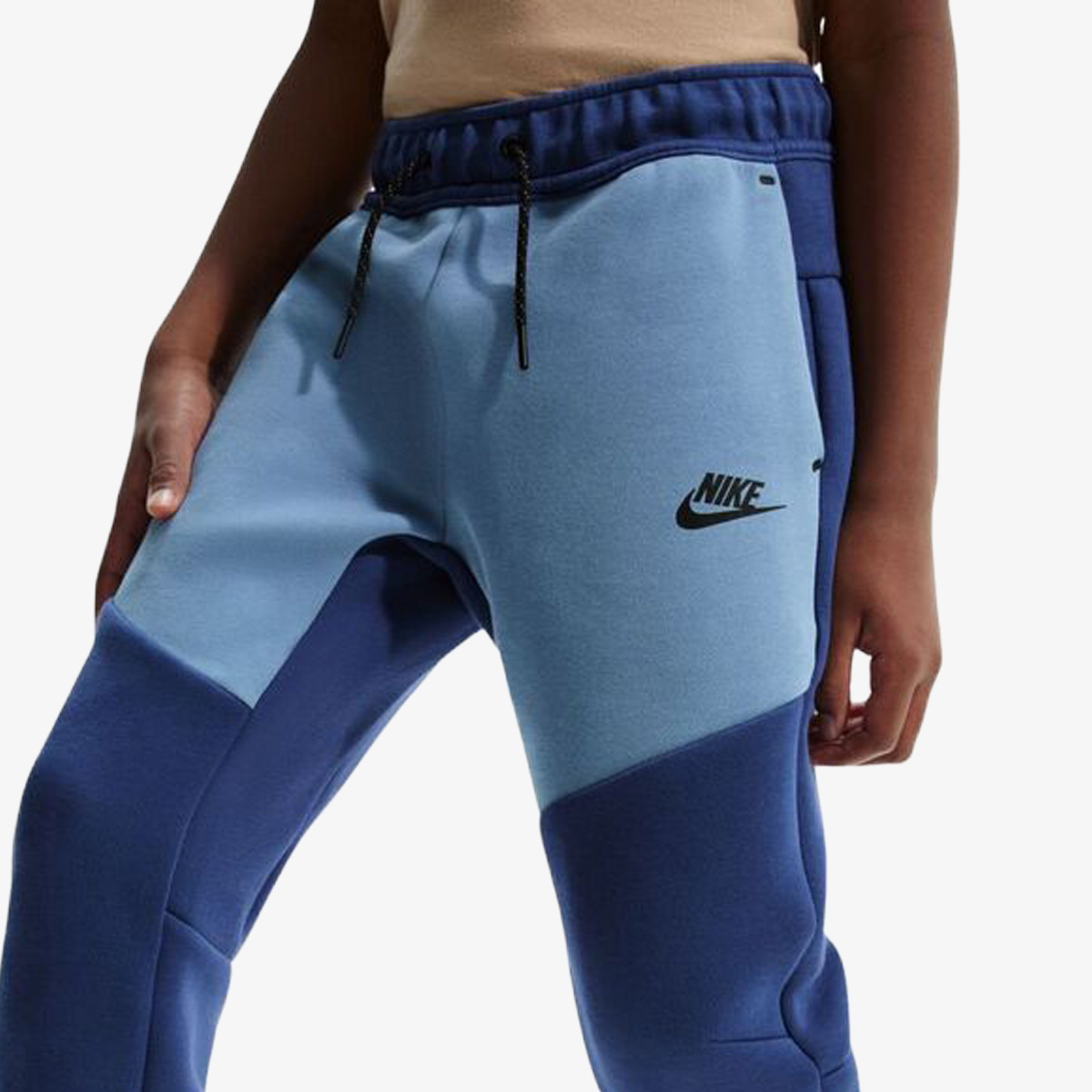 Veshje sportive me fund kostume sportive Nike