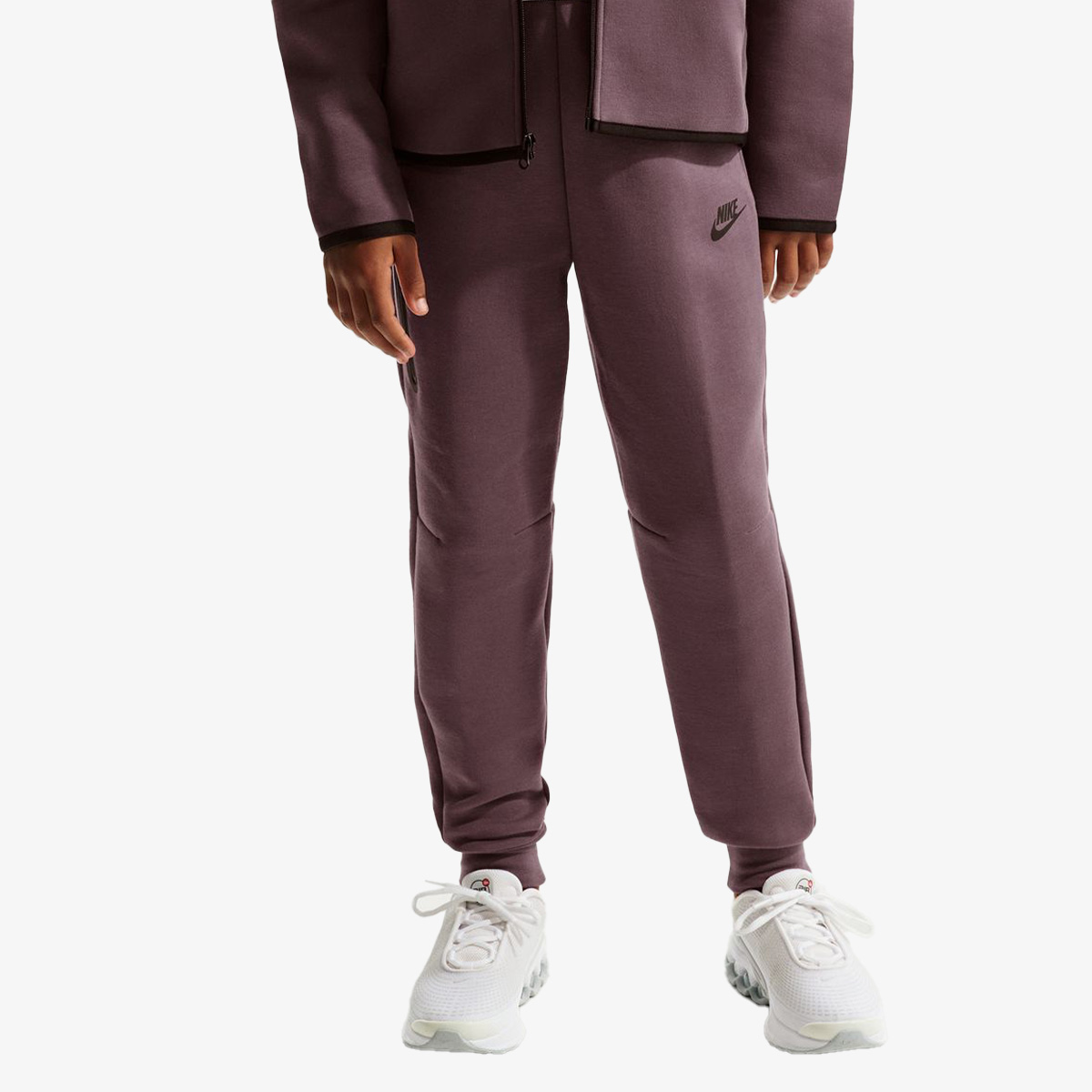 Veshje sportive me fund kostume sportive Nike