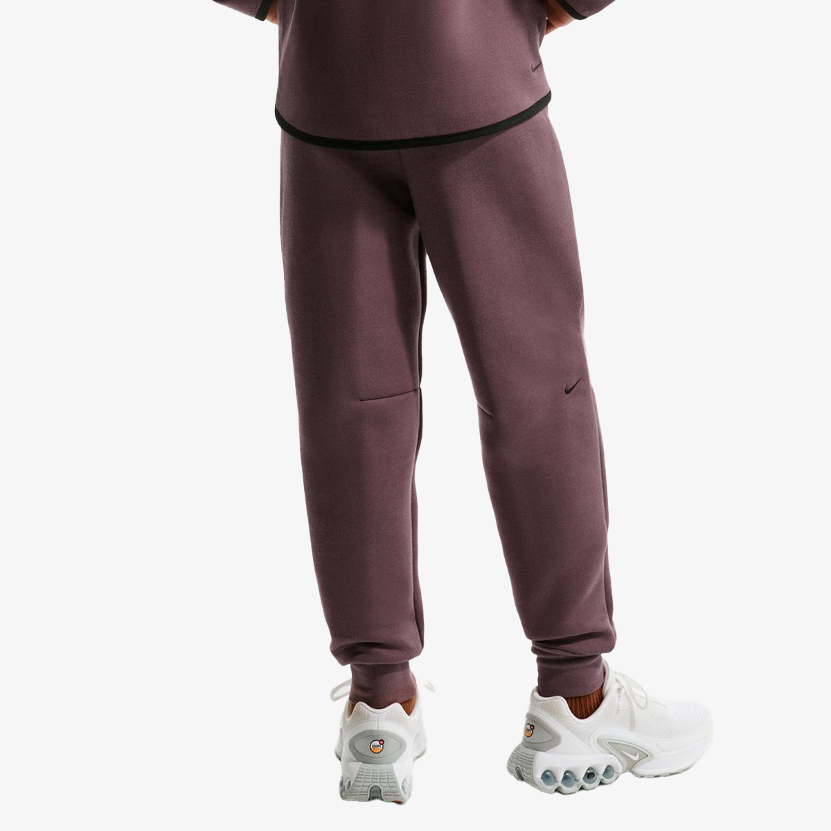 Veshje sportive me fund kostume sportive Nike