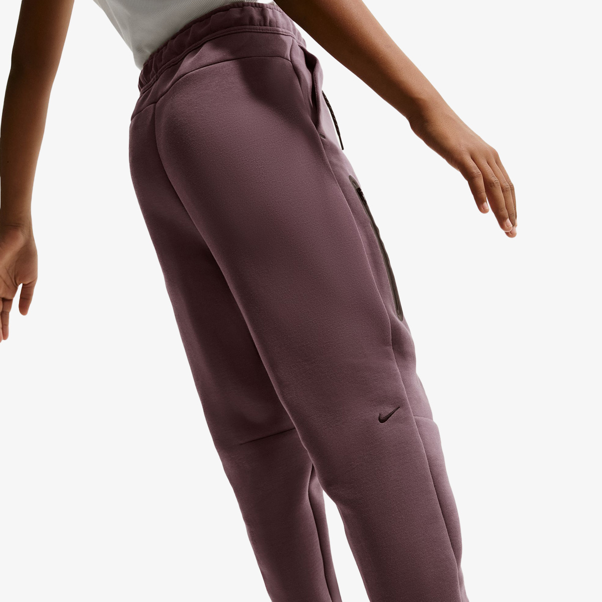 Veshje sportive me fund kostume sportive Nike