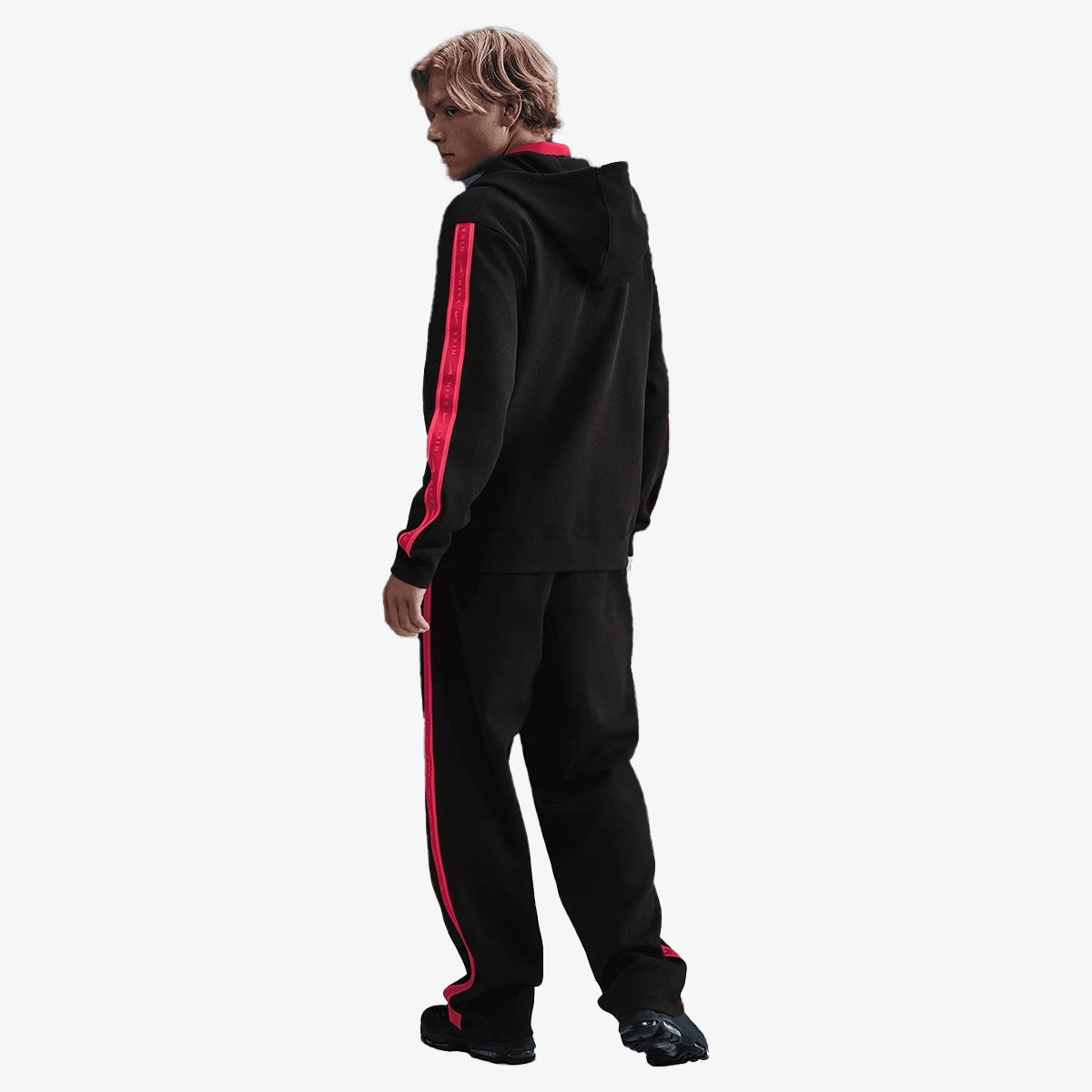 Veshje sportive me fund kostume sportive Nike