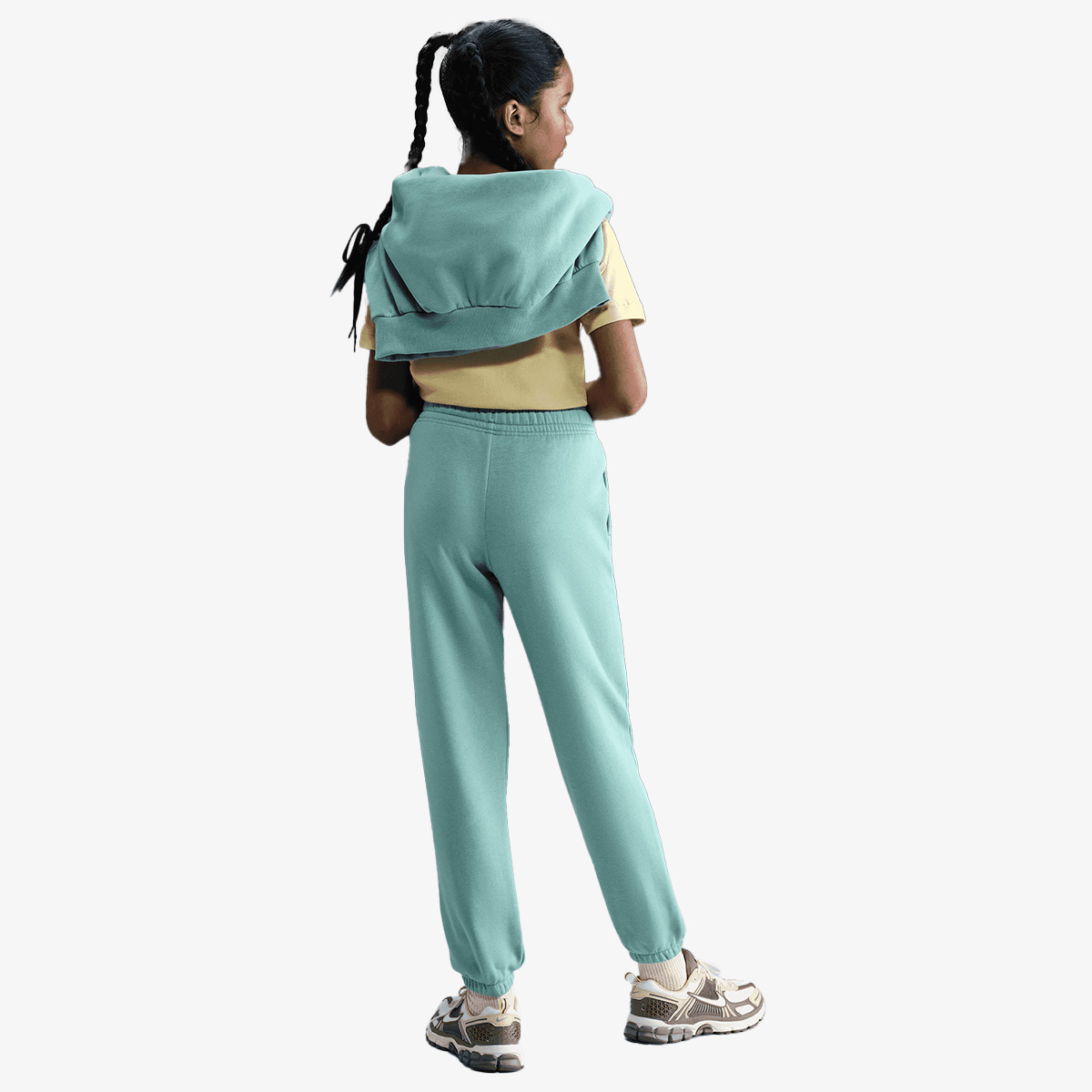 Veshje sportive me fund kostume sportive Nike