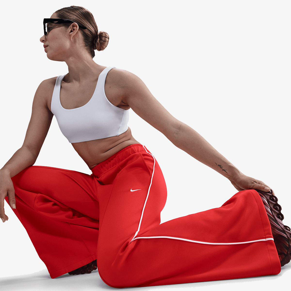 Veshje sportive me fund kostume sportive Nike