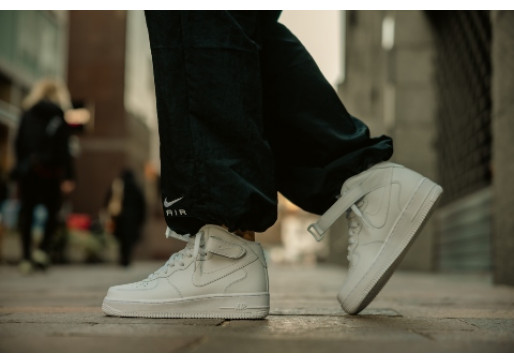 Одење како по облаците: Моето патување со White Nike Air Force 1