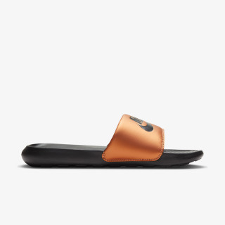 Nike Shapka WMNS VICTORI ONE SLIDE 