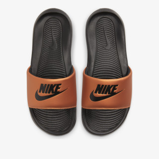 Nike Shapka WMNS VICTORI ONE SLIDE 