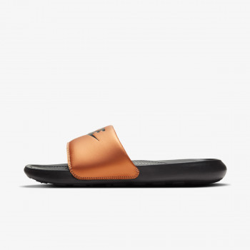 Nike Shapka WMNS VICTORI ONE SLIDE 