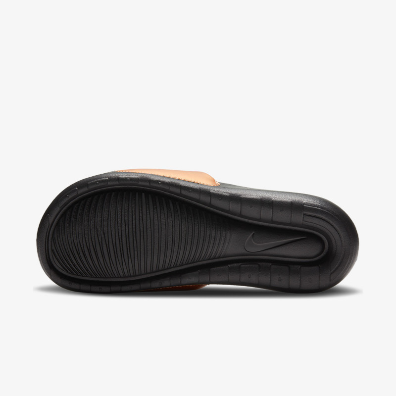Nike Shapka WMNS VICTORI ONE SLIDE 