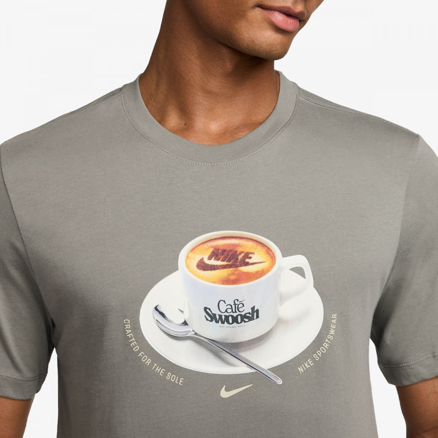 Nike Bluzë U NSW TEE STD CAFE SWOOSH MUG 