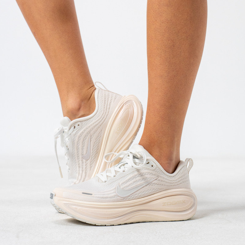 Nike Atlete W NIKE VOMERO PLUS ESS 